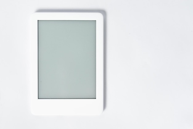 Lecteur d'ebook sur fond blanc isolé