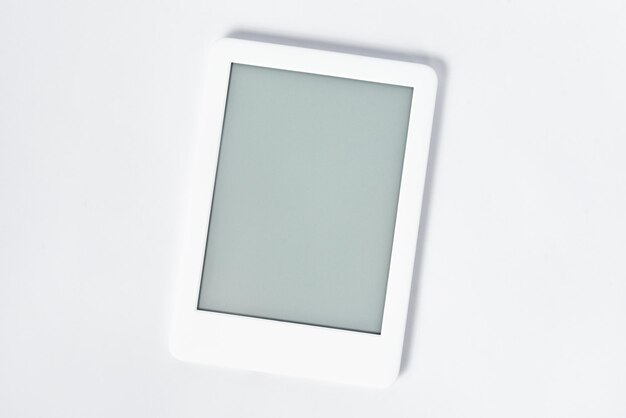 Lecteur d'ebook sur fond blanc isolé