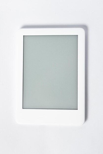 Lecteur d'ebook sur fond blanc isolé