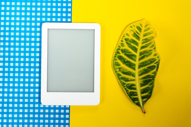 Lecteur d'ebook sur fond jaune et bleu