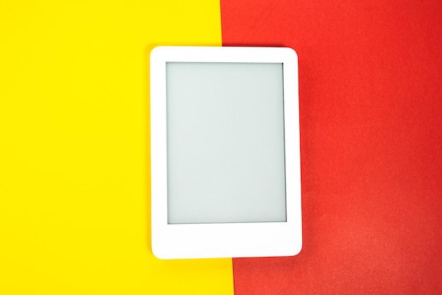 Lecteur d'ebook sur fond jaune et rouge