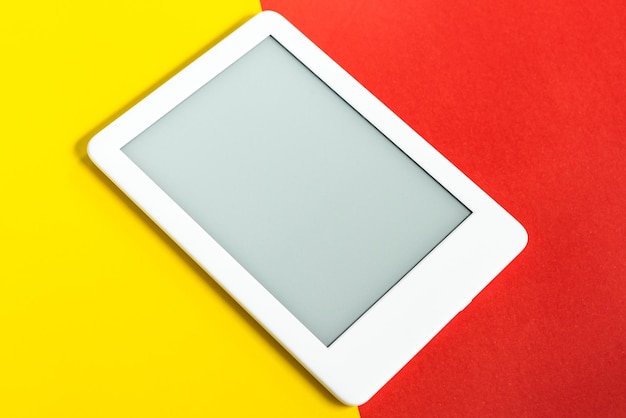 Lecteur d'ebook sur fond jaune et rouge