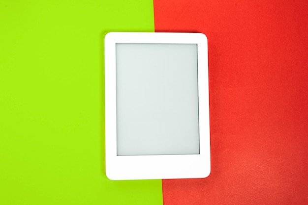 Photo gratuite lecteur d'ebook sur fond jaune et rouge