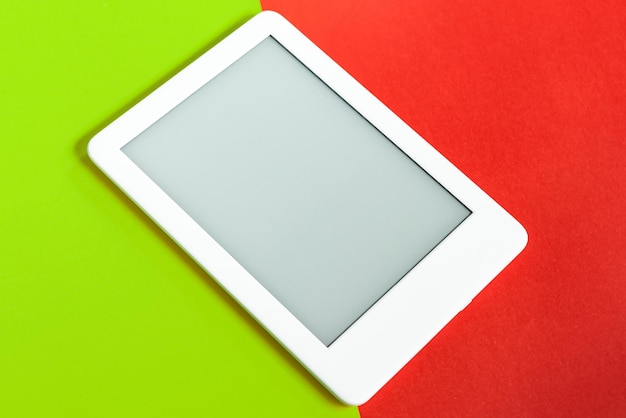 Lecteur d'ebook sur fond jaune et rouge