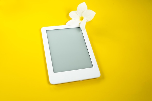 Lecteur d'ebook sur fond jaune