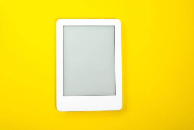 Lecteur d'ebook sur fond jaune