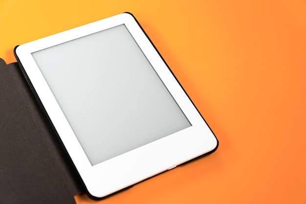 Lecteur d'ebook sur fond jaune