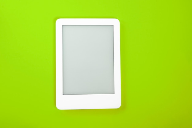 Lecteur d'ebook sur fond jaune