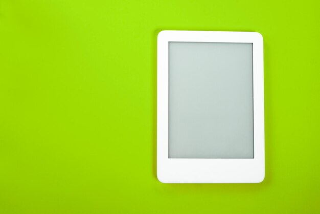 Lecteur d'ebook sur fond jaune