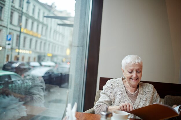 Lecture au café