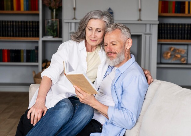 Lecture de couple senior shot moyen