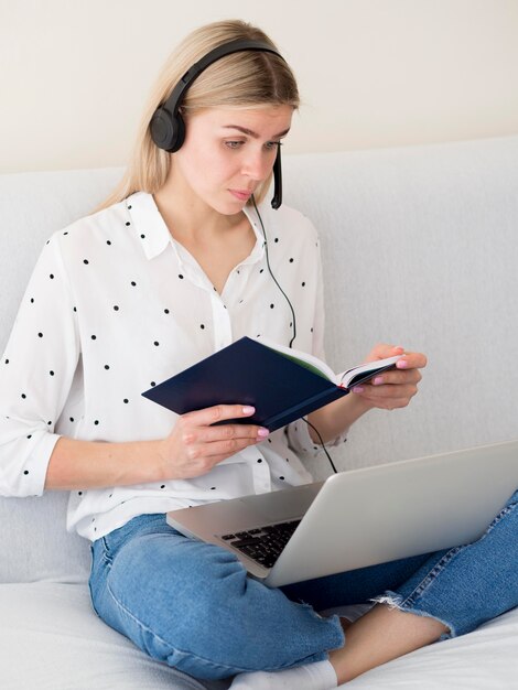 Lecture femme, depuis, a, livre