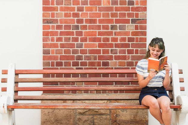 Lecture de fille sur un banc