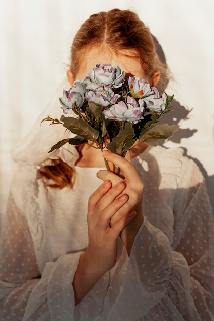 Élégant, femme, tenue, fleur, Bouquet