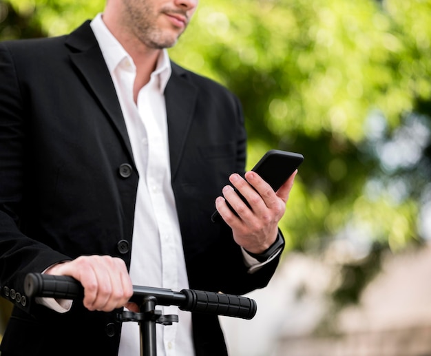 Élégant, homme affaires, équitation, scooter, Dehors