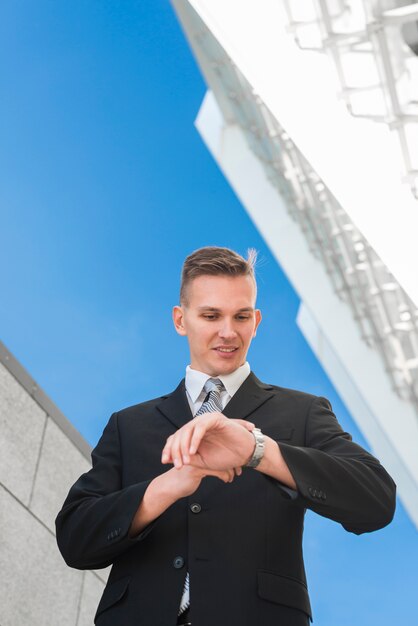 Élégant, homme affaires, regarder montre