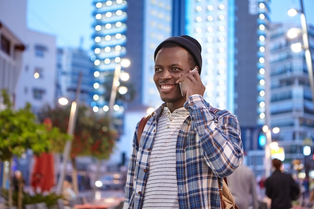 Élégant homme afro-américain dans la rue