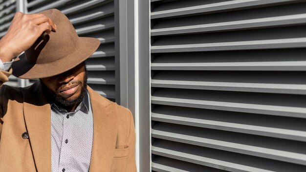 Élégant homme afro-américain portant un chapeau