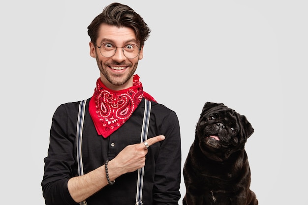 Élégant homme brunet portant bandana rouge à côté de chien