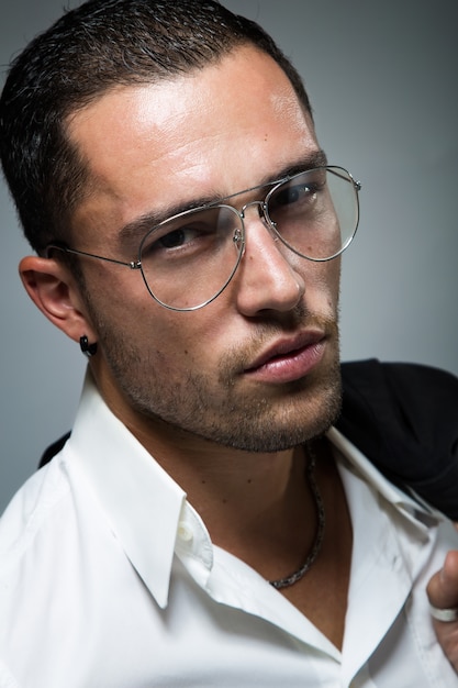 Élégant jeune homme beau. Portrait de mode Studio