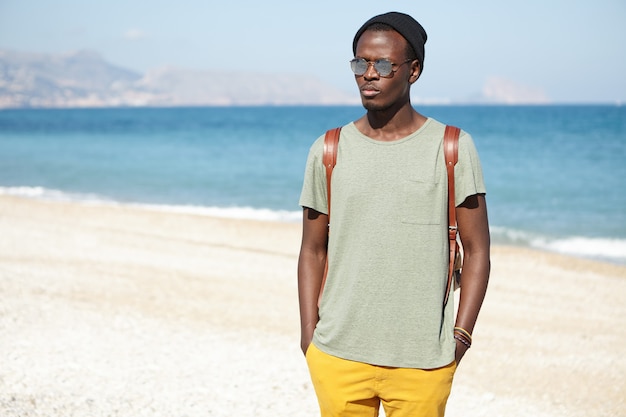 Élégant jeune homme à la plage