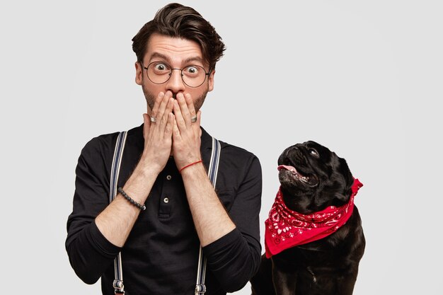 Élégant jeune homme et son chien mignon