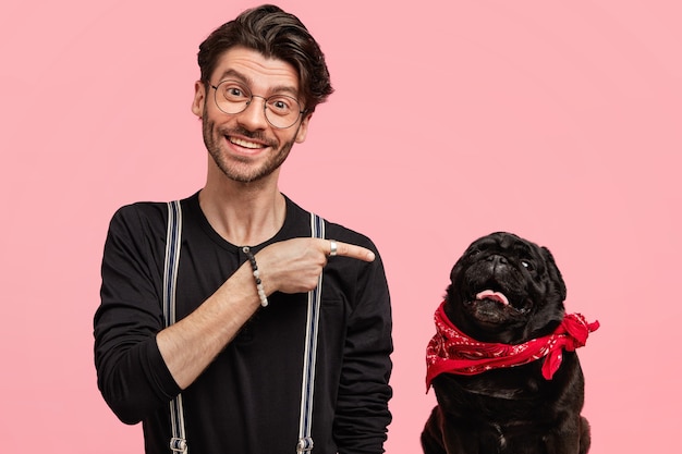 Élégant jeune homme et son chien mignon