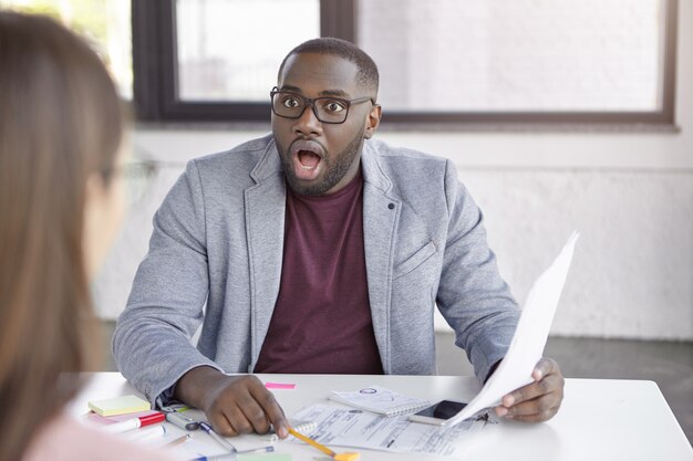 Élégant jeune homme travaillant au bureau