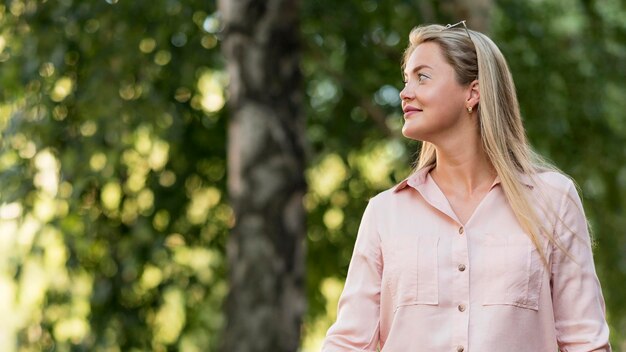 Élégante femme adulte posant à l'extérieur