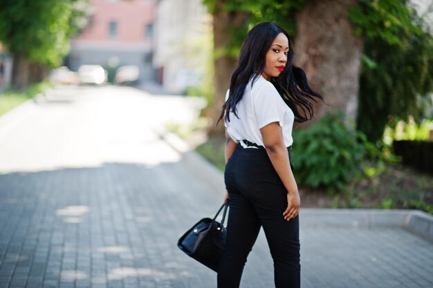 Élégante femme d'affaires afro-américaine dans les rues de la ville