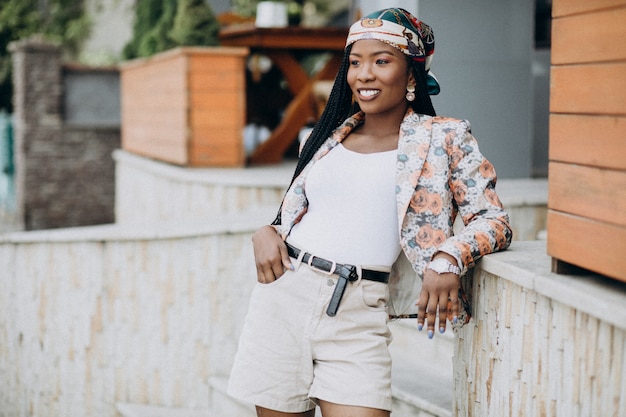 Élégante femme afro-américaine au café