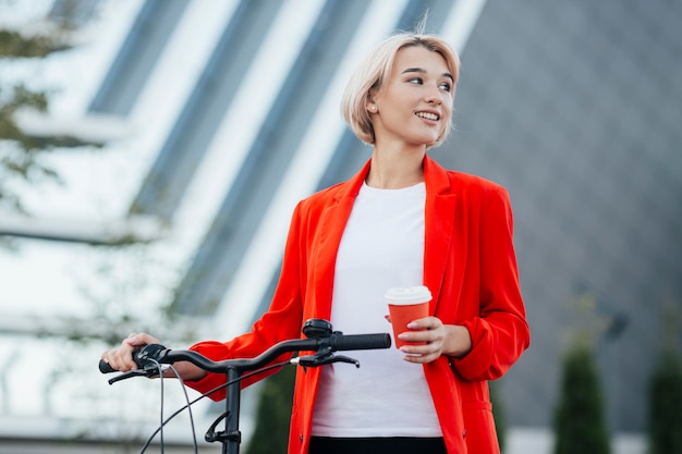 Élégante femme blonde posant à l'extérieur