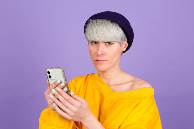 Élégante femme européenne sur mur violet