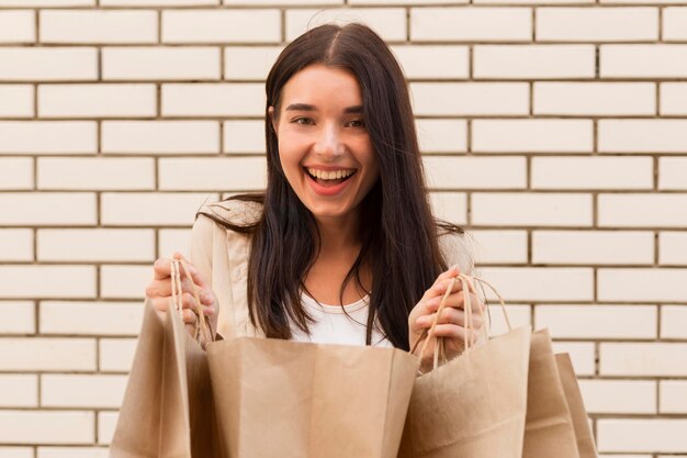 Élégante femme habillée tenant un sac à provisions ouvert