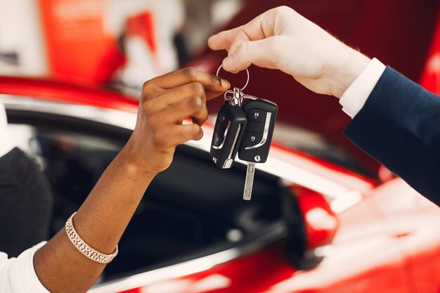 Élégante femme noire dans un salon de l&#39;automobile