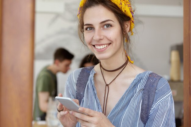 Élégante femme portant un bandana jaune