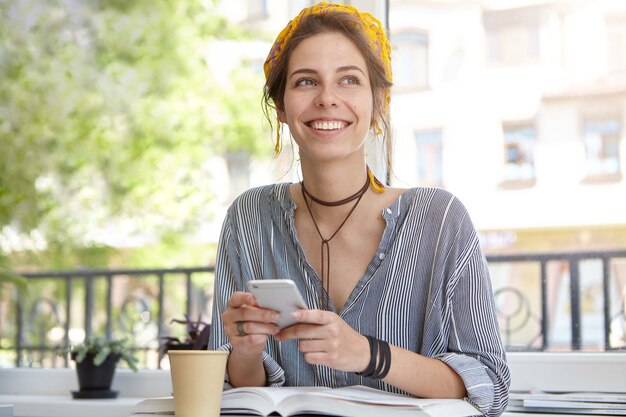 Élégante femme portant un bandana jaune