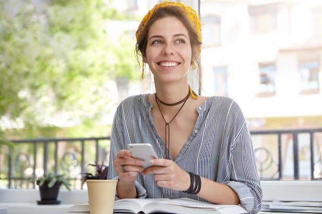 Élégante femme portant un bandana jaune