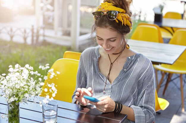 Élégante femme portant un bandana jaune