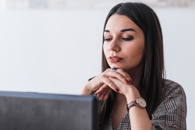 Élégante femme regardant un ordinateur portable