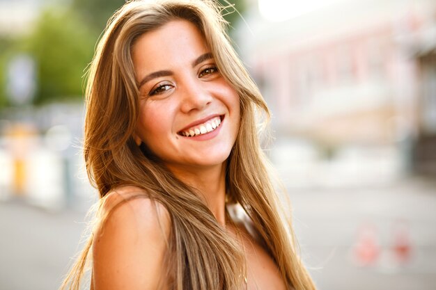 Élégante jeune femme magnifique avec de grands yeux bruns et un sourire incroyable