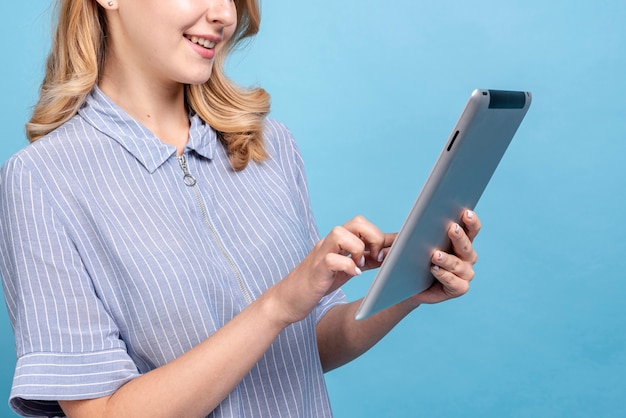 Élégante jeune femme navigation sur une tablette