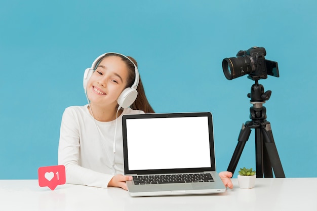 Élégante jeune fille présentant un ordinateur portable