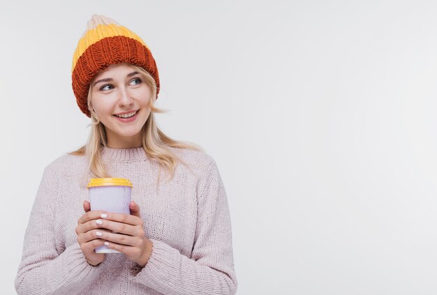 Élégante jeune fille en vêtements d'hiver