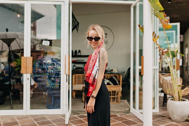 Élégante jolie femme caucasienne avec foulard en soie dans la tête