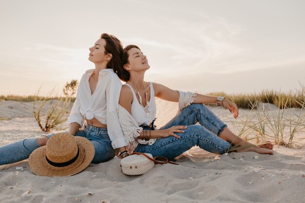 Élégantes belles femmes en vacances d'été sur la plage, style bohème, s'amuser