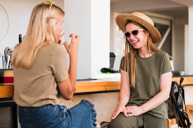 Élégantes jeunes femmes ayant une conversation