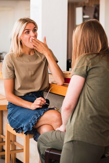 Élégantes jeunes femmes heureuses de se voir