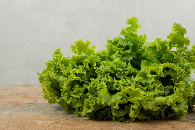 Légume vert frais sur la surface en marbre.