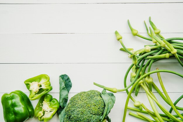 Légume vert sur une table en bois blanche